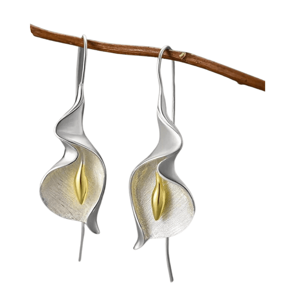 Calla Lilly dangle earrings. Handmade Flower earrings for woman. Authentic Sterling Silver and 18k gold. 